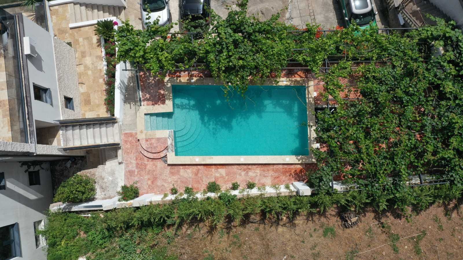 amforaproperty.com/Luksuzna vila od 300 m² sa bazenom i panoramskim pogledom na more na prodaju – Markovići, Budva (na duzi period)