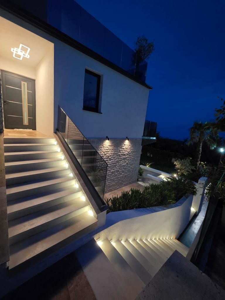 amforaproperty.com/Luksuzna vila od 300 m² sa bazenom i panoramskim pogledom na more na prodaju – Markovići, Budva (na duzi period)