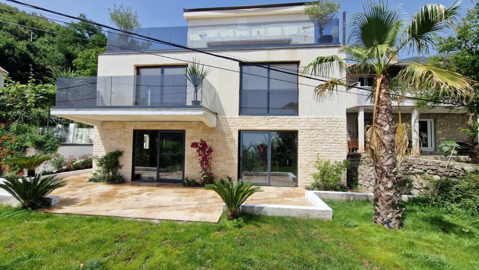 amforaproperty.com/Luksuzna vila od 300 m² sa bazenom i panoramskim pogledom na more na prodaju – Markovići, Budva (na duzi period)