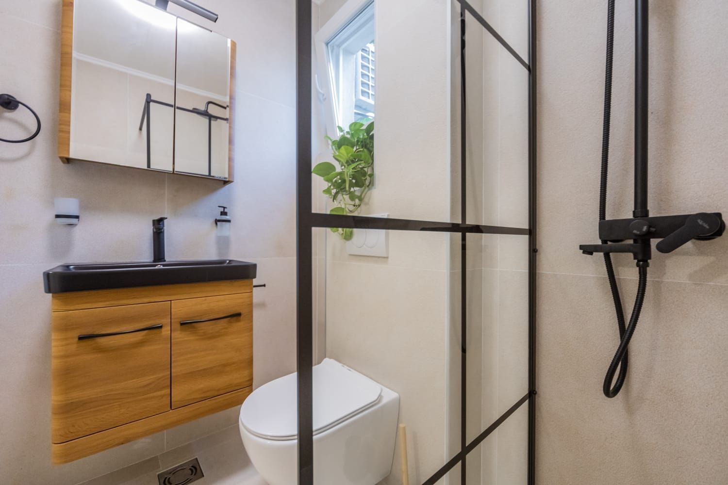 amforaproperty.com/Luksuzna vila od 300 m² sa bazenom i panoramskim pogledom na more na prodaju – Markovići, Budva (na duzi period)