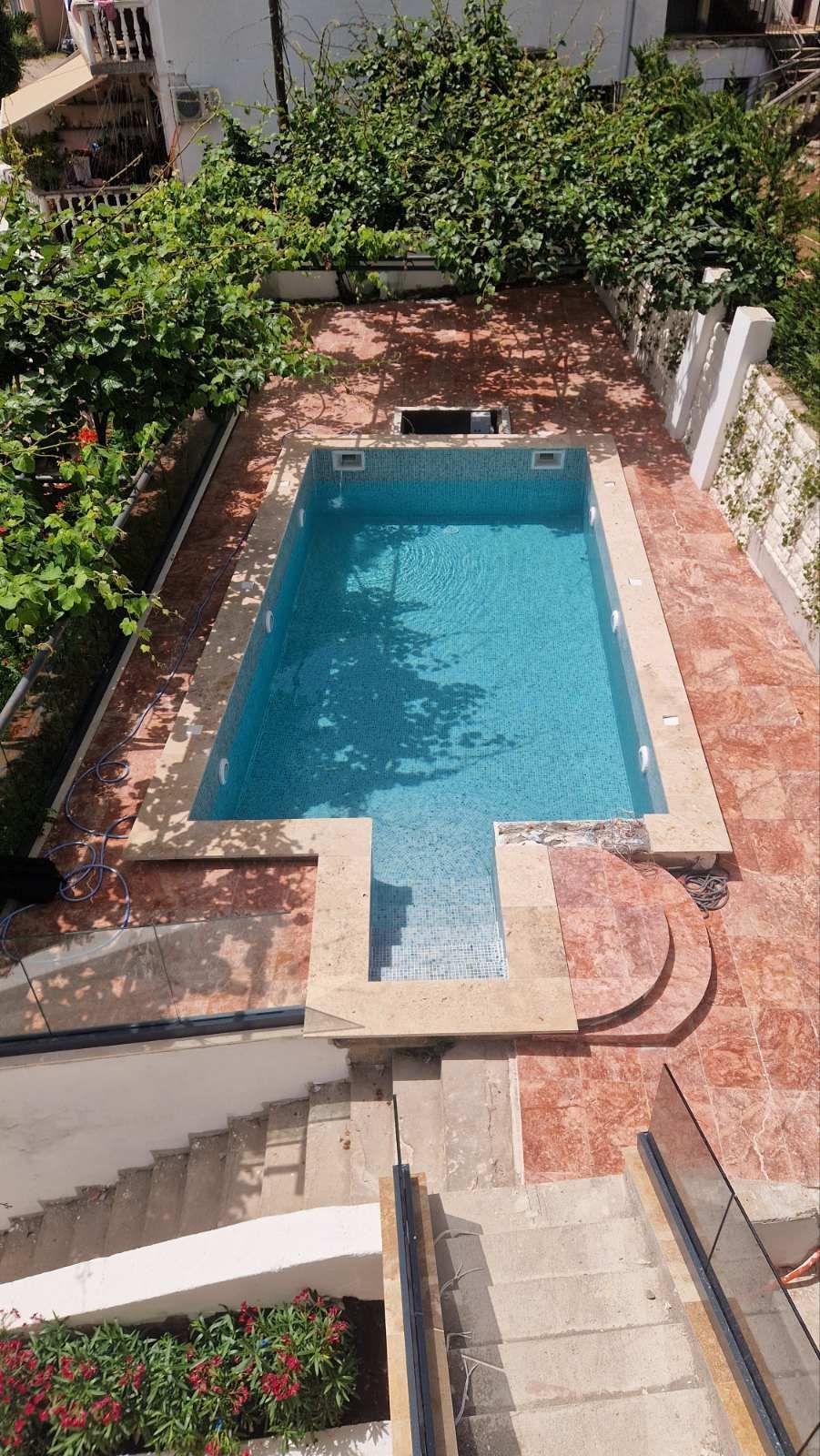 amforaproperty.com/Luksuzna vila od 300 m² sa bazenom i panoramskim pogledom na more na prodaju – Markovići, Budva (na duzi period)