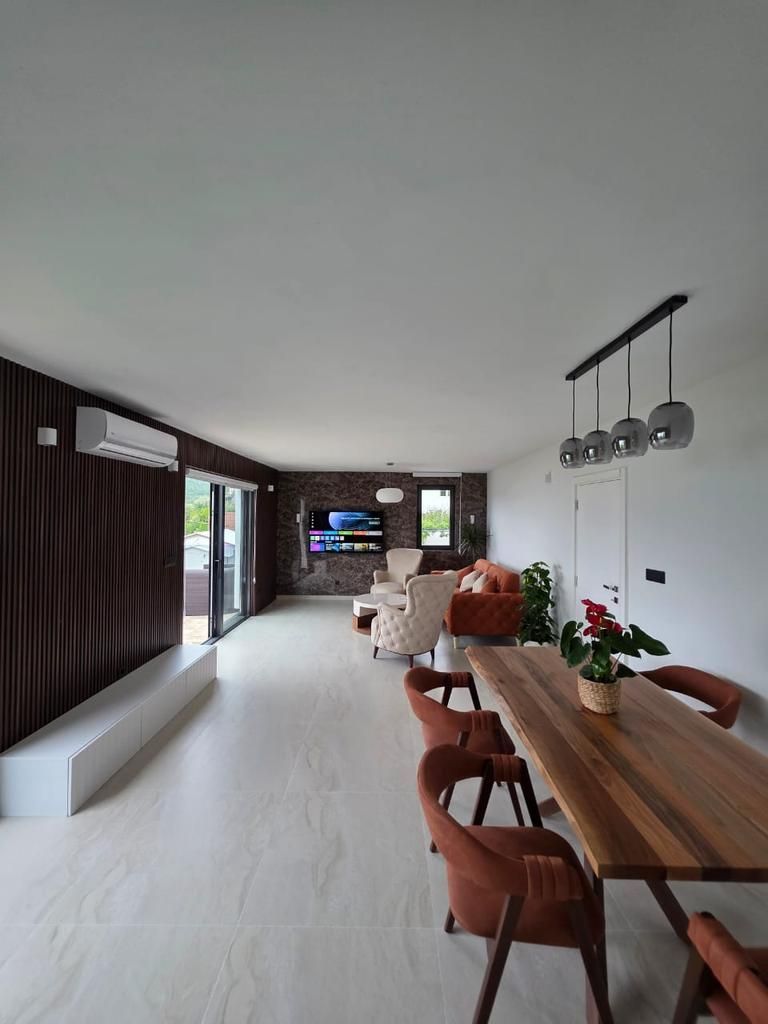amforaproperty.com/Luksuzna vila od 300 m² sa bazenom i panoramskim pogledom na more na prodaju – Markovići, Budva (na duzi period)