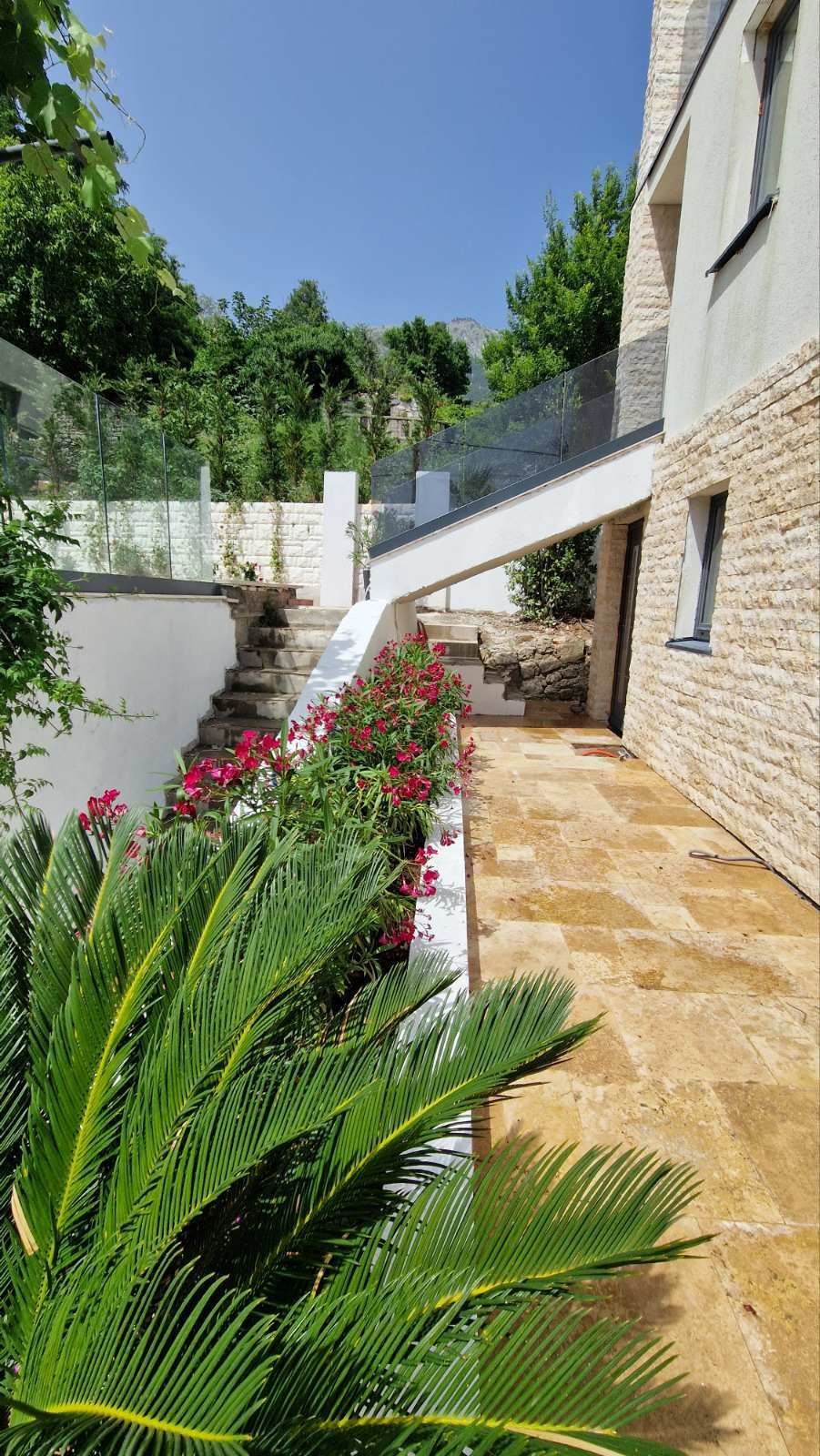 amforaproperty.com/Luksuzna vila od 300 m² sa bazenom i panoramskim pogledom na more na prodaju – Markovići, Budva (na duzi period)