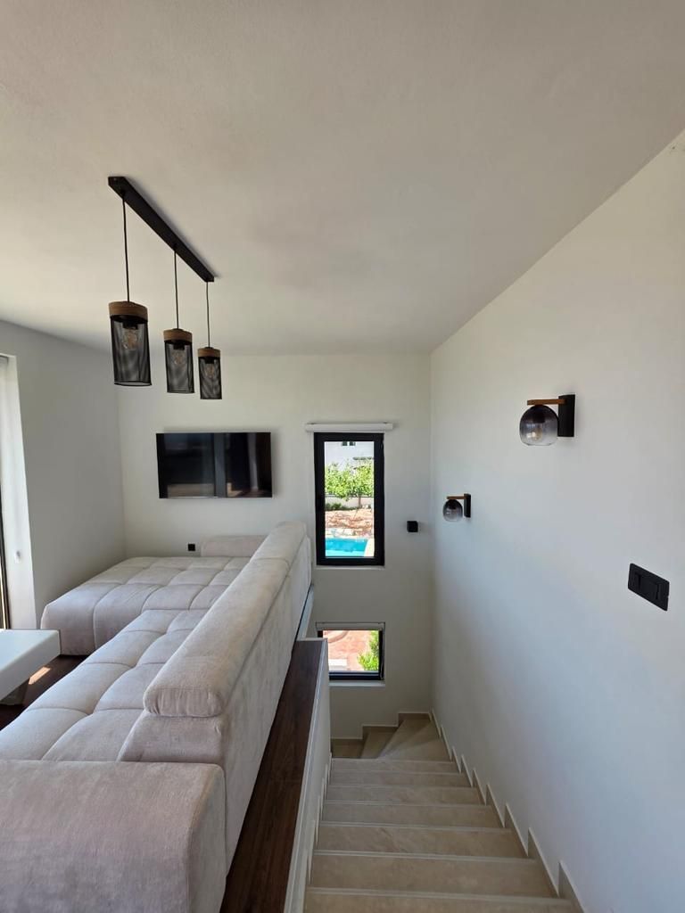 amforaproperty.com/Luksuzna vila od 300 m² sa bazenom i panoramskim pogledom na more na prodaju – Markovići, Budva (na duzi period)