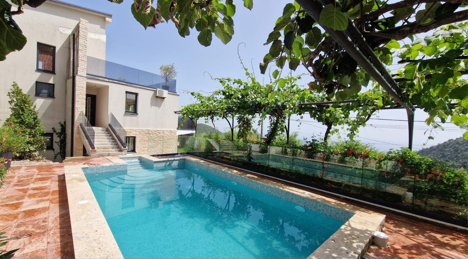 amforaproperty.com/Luksuzna vila od 300 m² sa bazenom i panoramskim pogledom na more na prodaju – Markovići, Budva (na duzi period)