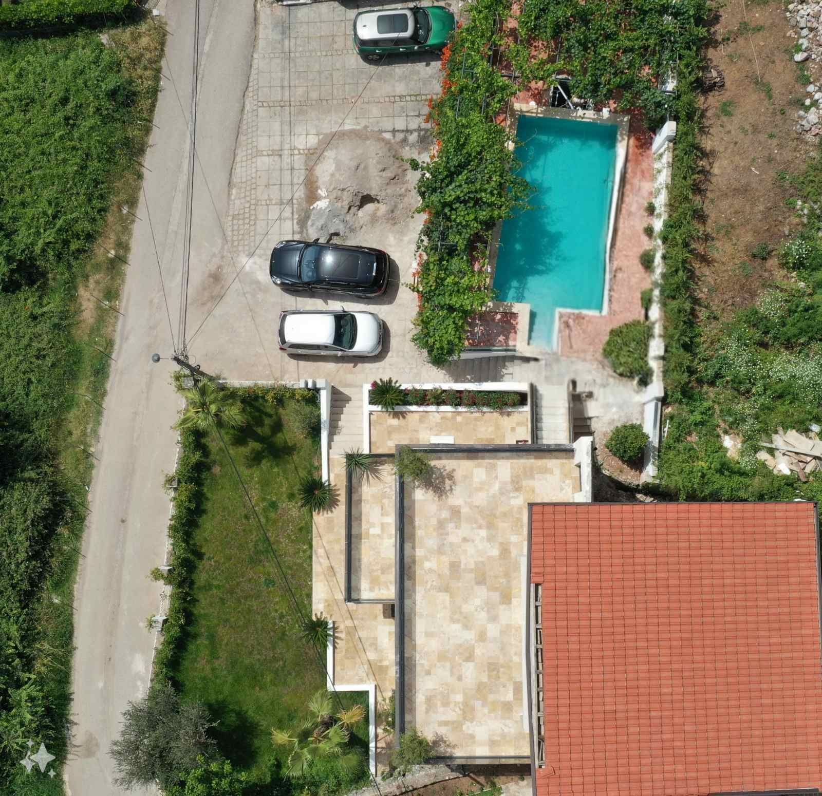 amforaproperty.com/Luksuzna vila od 300 m² sa bazenom i panoramskim pogledom na more na prodaju – Markovići, Budva (na duzi period)