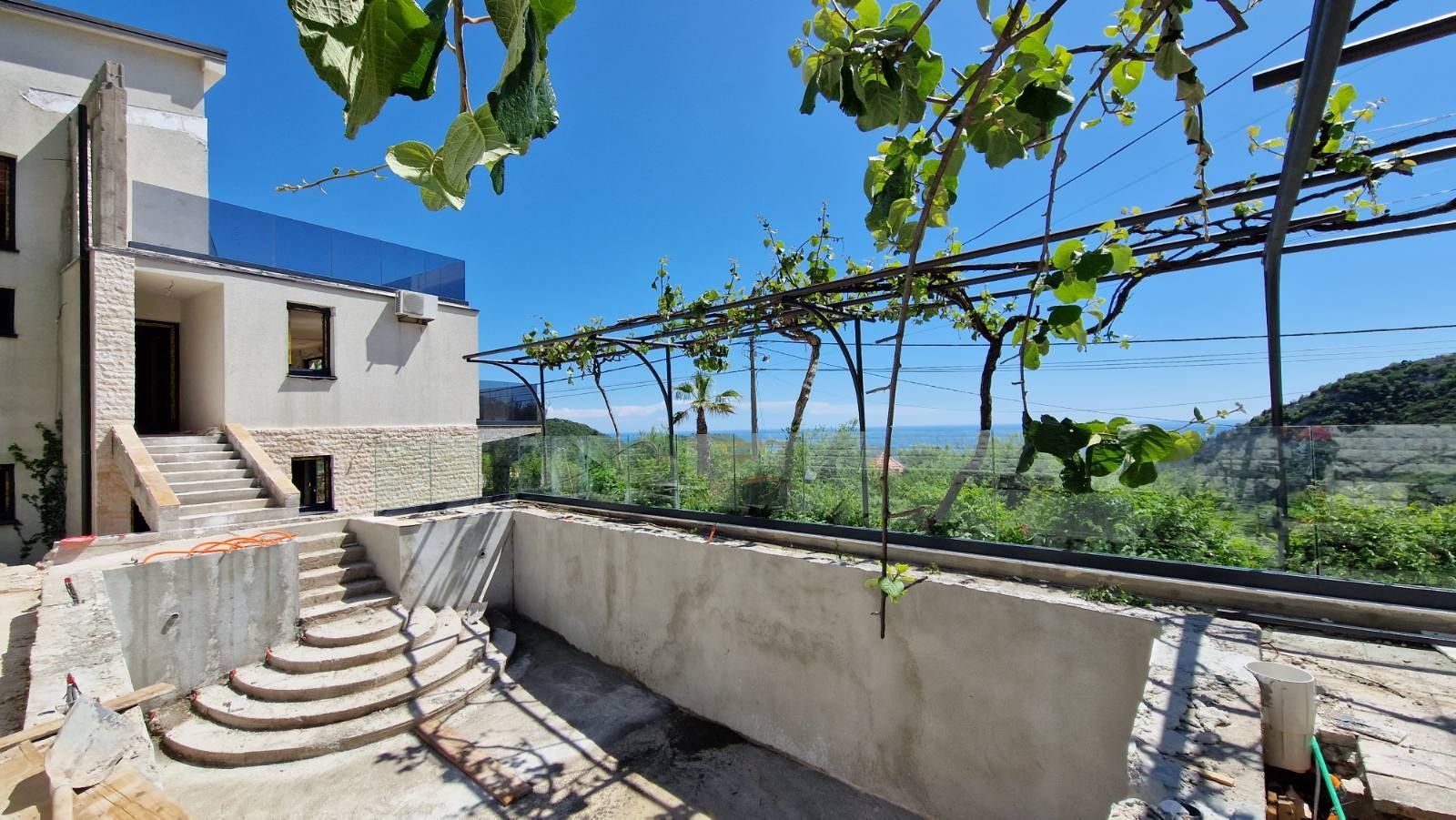 amforaproperty.com/Luksuzna vila od 300 m² sa bazenom i panoramskim pogledom na more na prodaju – Markovići, Budva (na duzi period)