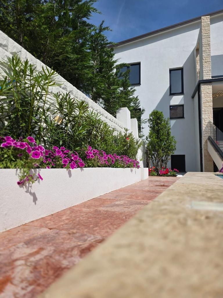 amforaproperty.com/Luksuzna vila od 300 m² sa bazenom i panoramskim pogledom na more na prodaju – Markovići, Budva (na duzi period)