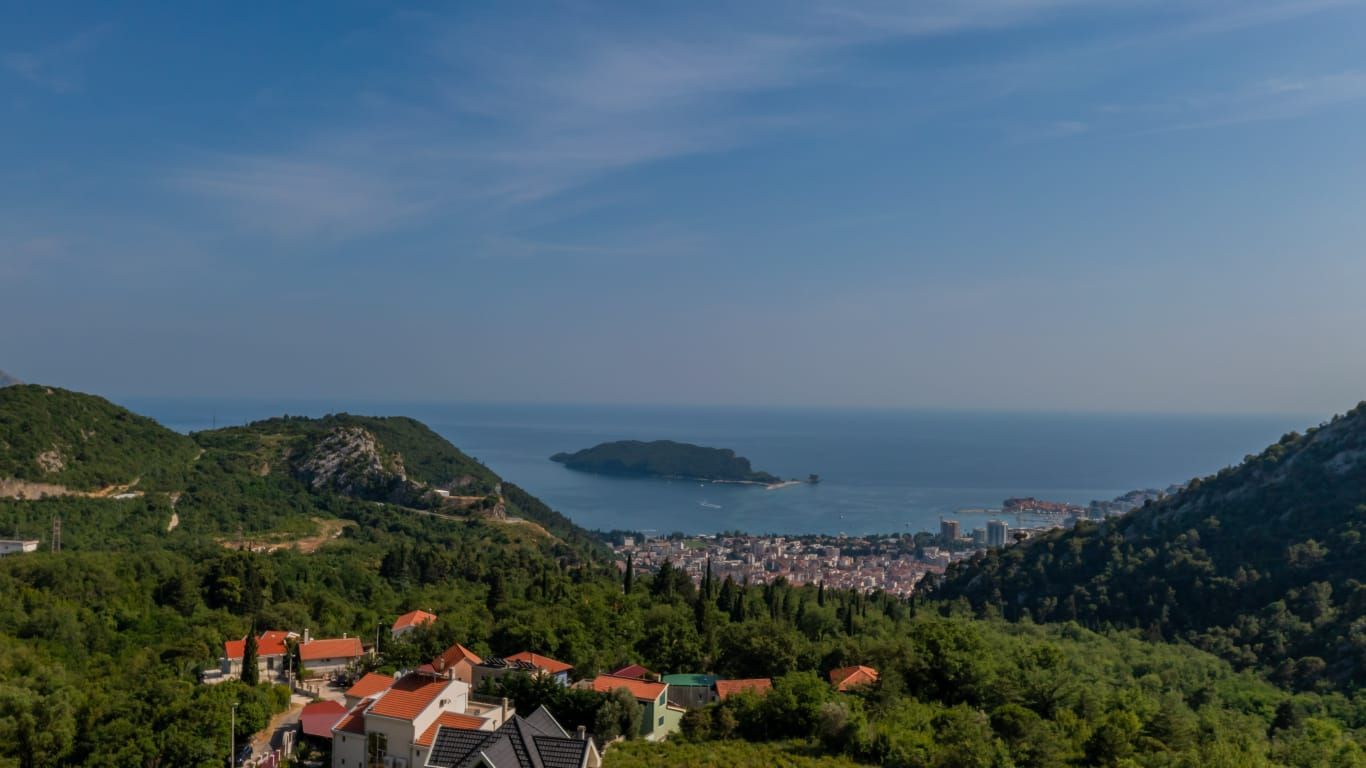 amforaproperty.com/Luksuzna vila od 300 m² sa bazenom i panoramskim pogledom na more na prodaju – Markovići, Budva (na duzi period)
