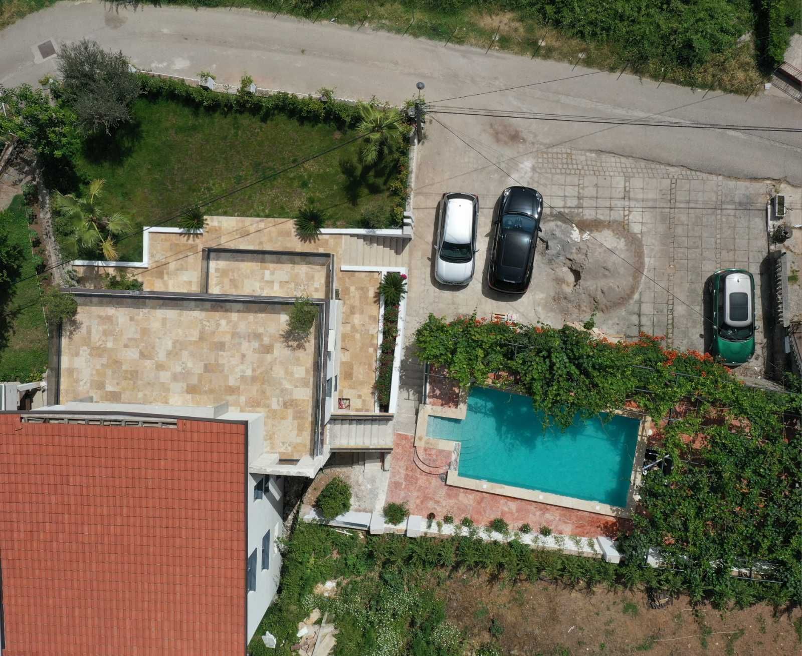 amforaproperty.com/Luksuzna vila od 300 m² sa bazenom i panoramskim pogledom na more na prodaju – Markovići, Budva (na duzi period)