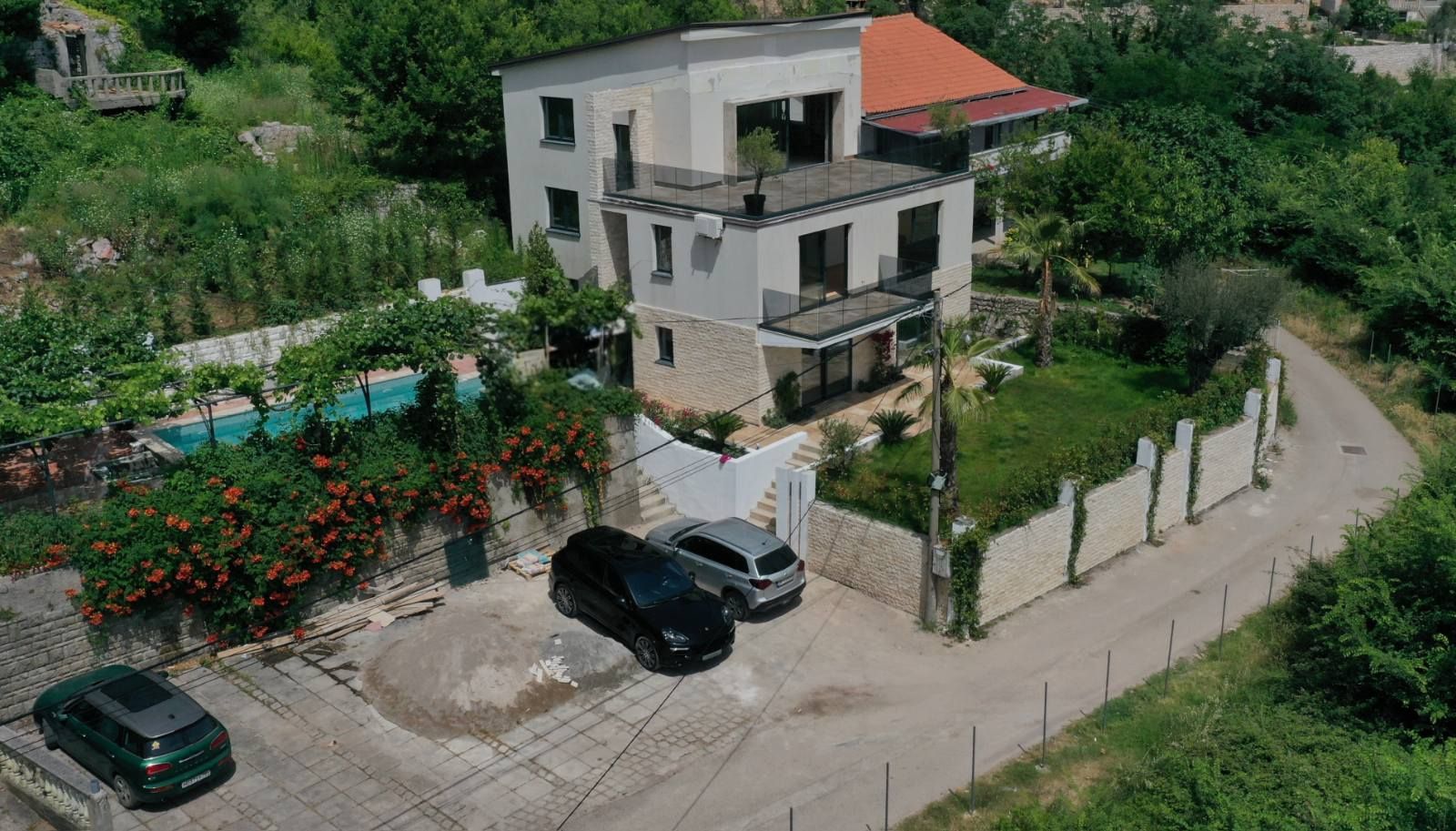 amforaproperty.com/Luksuzna vila od 300 m² sa bazenom i panoramskim pogledom na more na prodaju – Markovići, Budva (na duzi period)