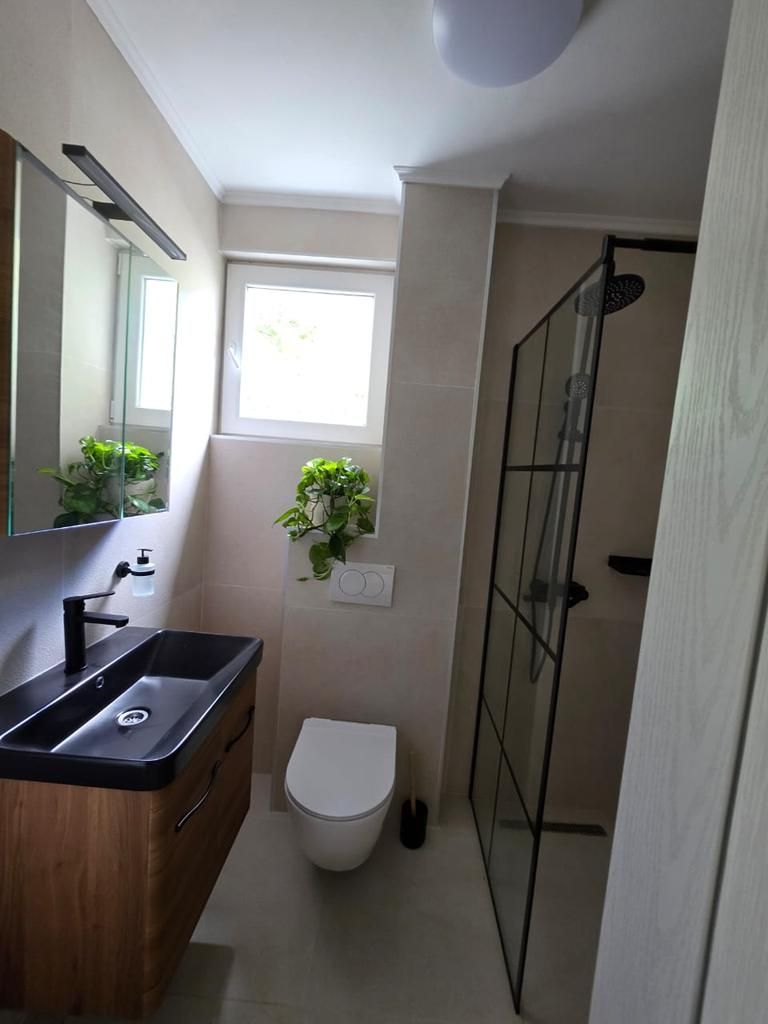 amforaproperty.com/Luksuzna vila od 300 m² sa bazenom i panoramskim pogledom na more na prodaju – Markovići, Budva (na duzi period)
