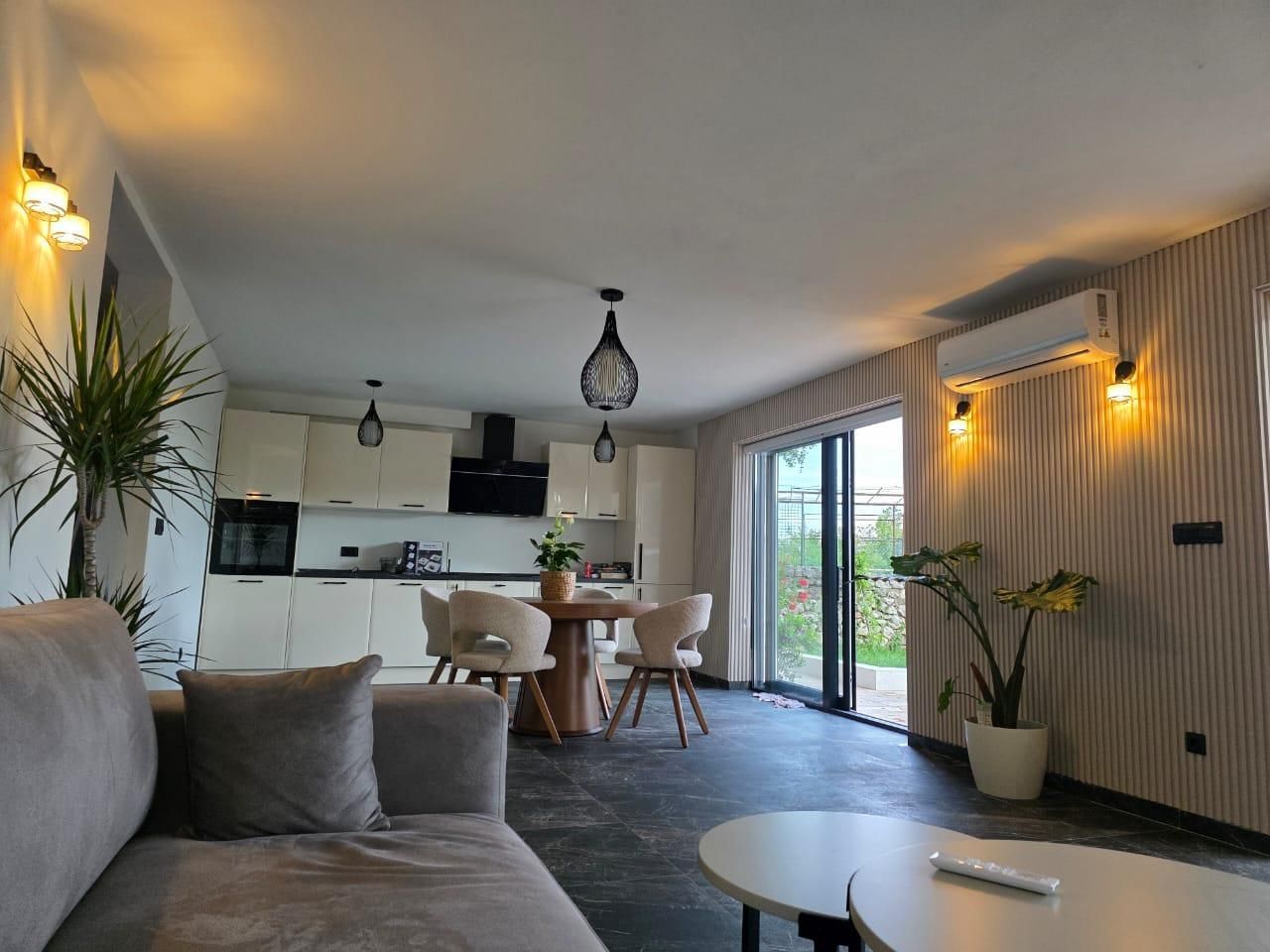 amforaproperty.com/Luksuzna vila od 300 m² sa bazenom i panoramskim pogledom na more na prodaju – Markovići, Budva (na duzi period)