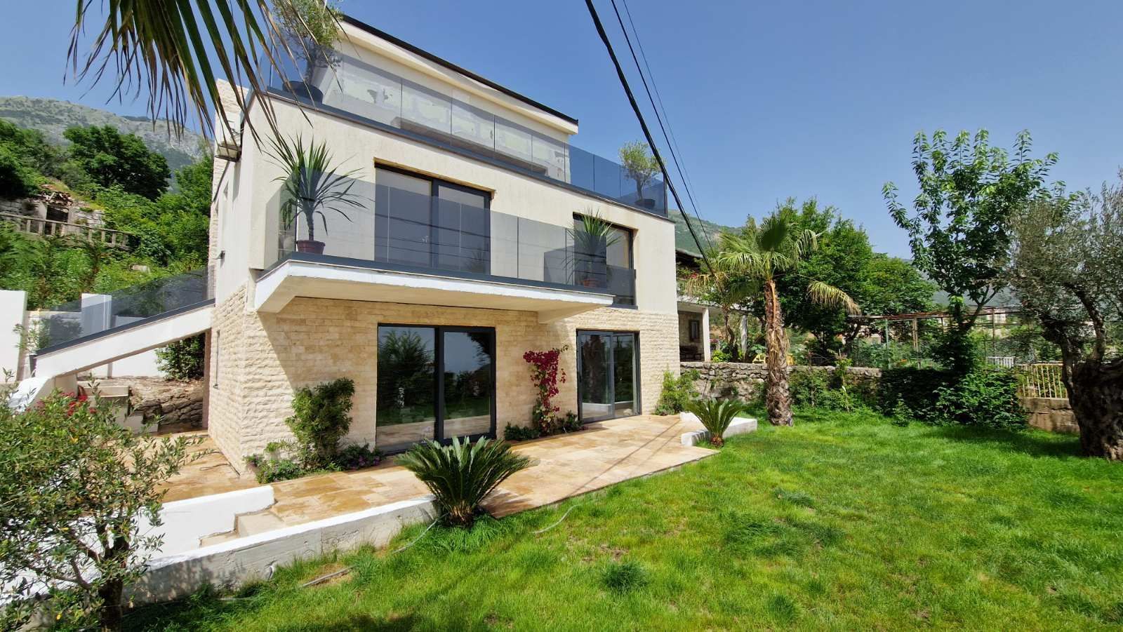 amforaproperty.com/Luksuzna vila od 300 m² sa bazenom i panoramskim pogledom na more na prodaju – Markovići, Budva (na duzi period)