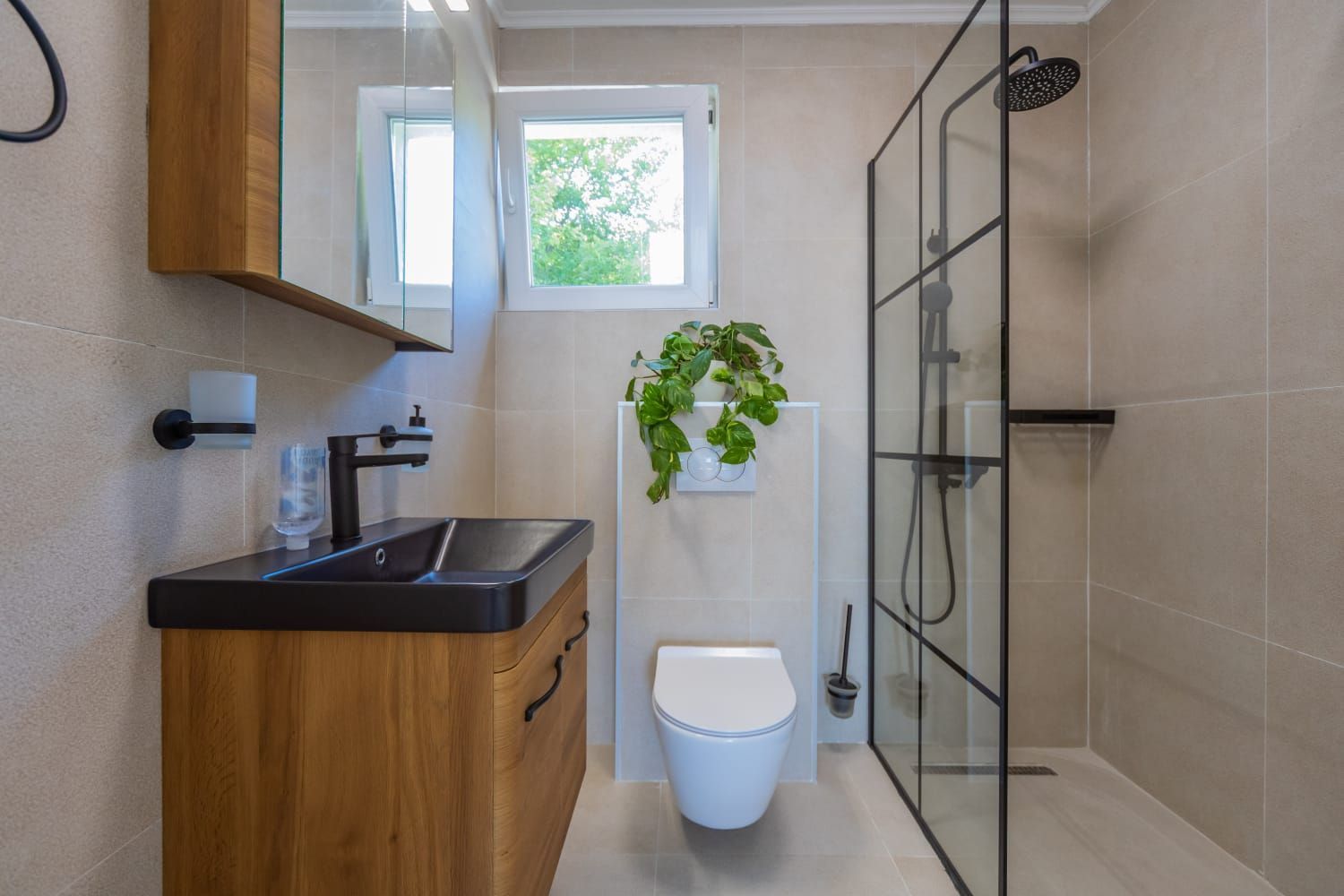 amforaproperty.com/Luksuzna vila od 300 m² sa bazenom i panoramskim pogledom na more na prodaju – Markovići, Budva (na duzi period)