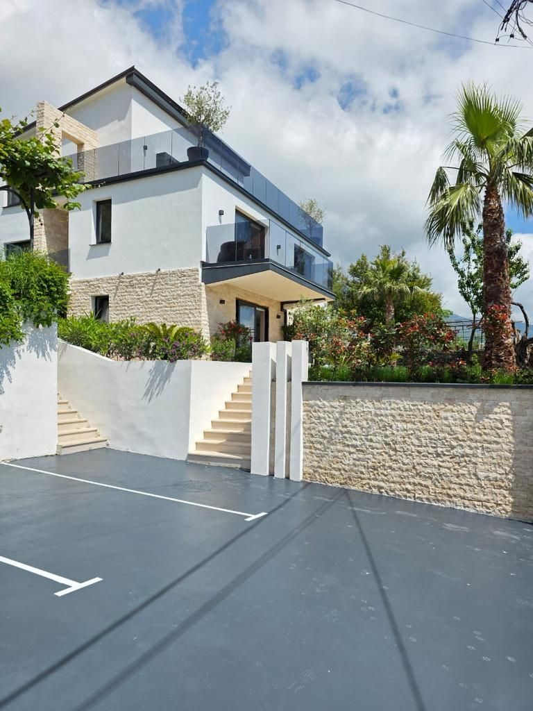 amforaproperty.com/Luksuzna vila od 300 m² sa bazenom i panoramskim pogledom na more na prodaju – Markovići, Budva (na duzi period)
