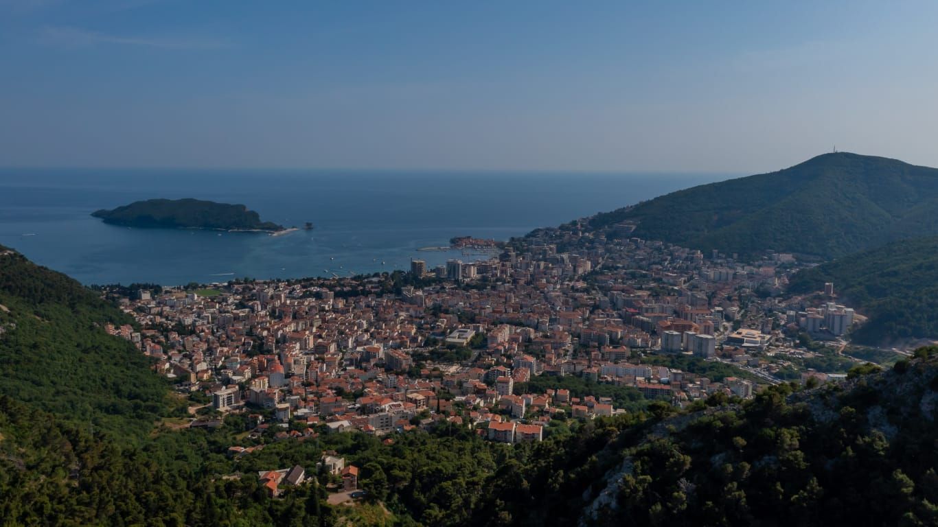 amforaproperty.com/Luksuzna vila od 300 m² sa bazenom i panoramskim pogledom na more na prodaju – Markovići, Budva (na duzi period)