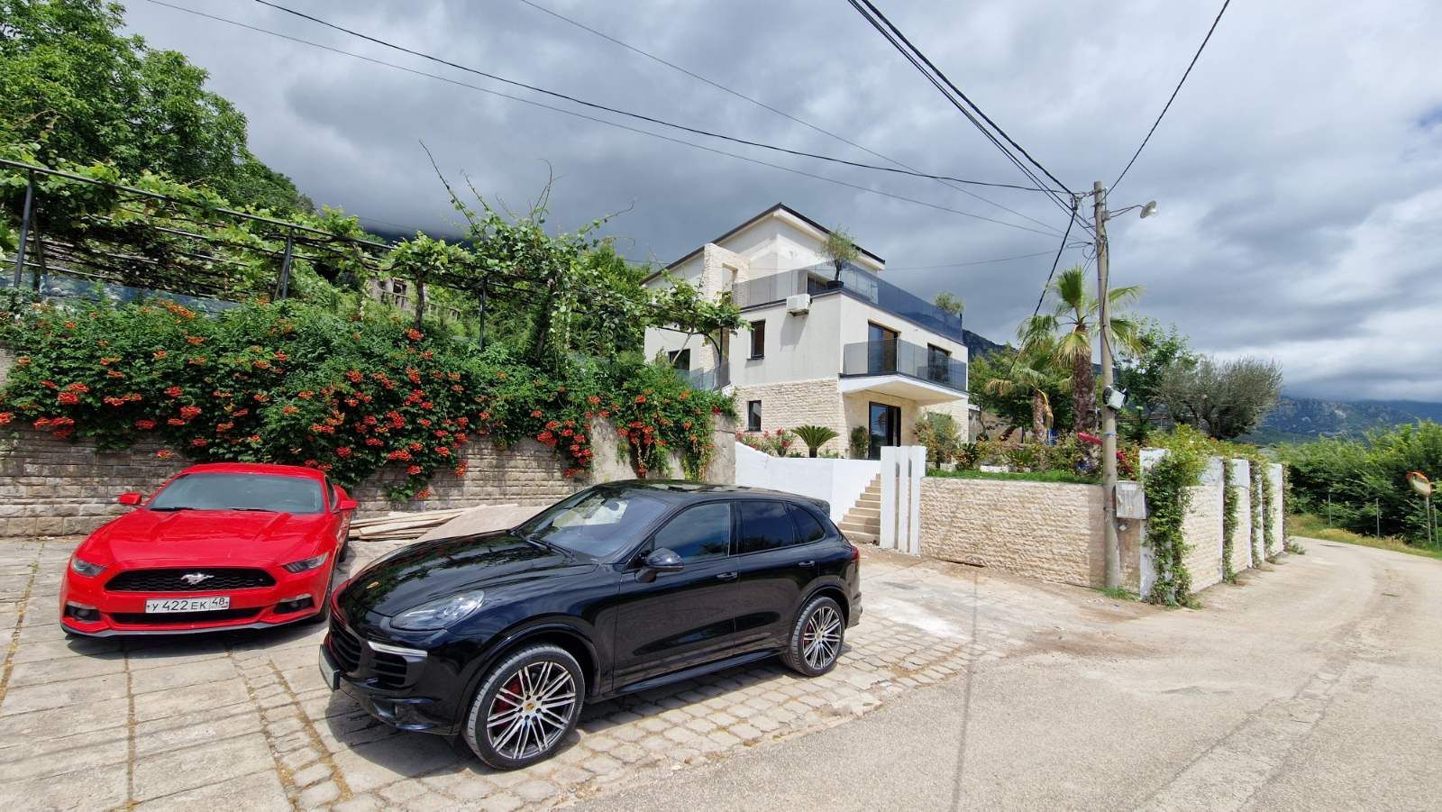 amforaproperty.com/Luksuzna vila od 300 m² sa bazenom i panoramskim pogledom na more na prodaju – Markovići, Budva (na duzi period)