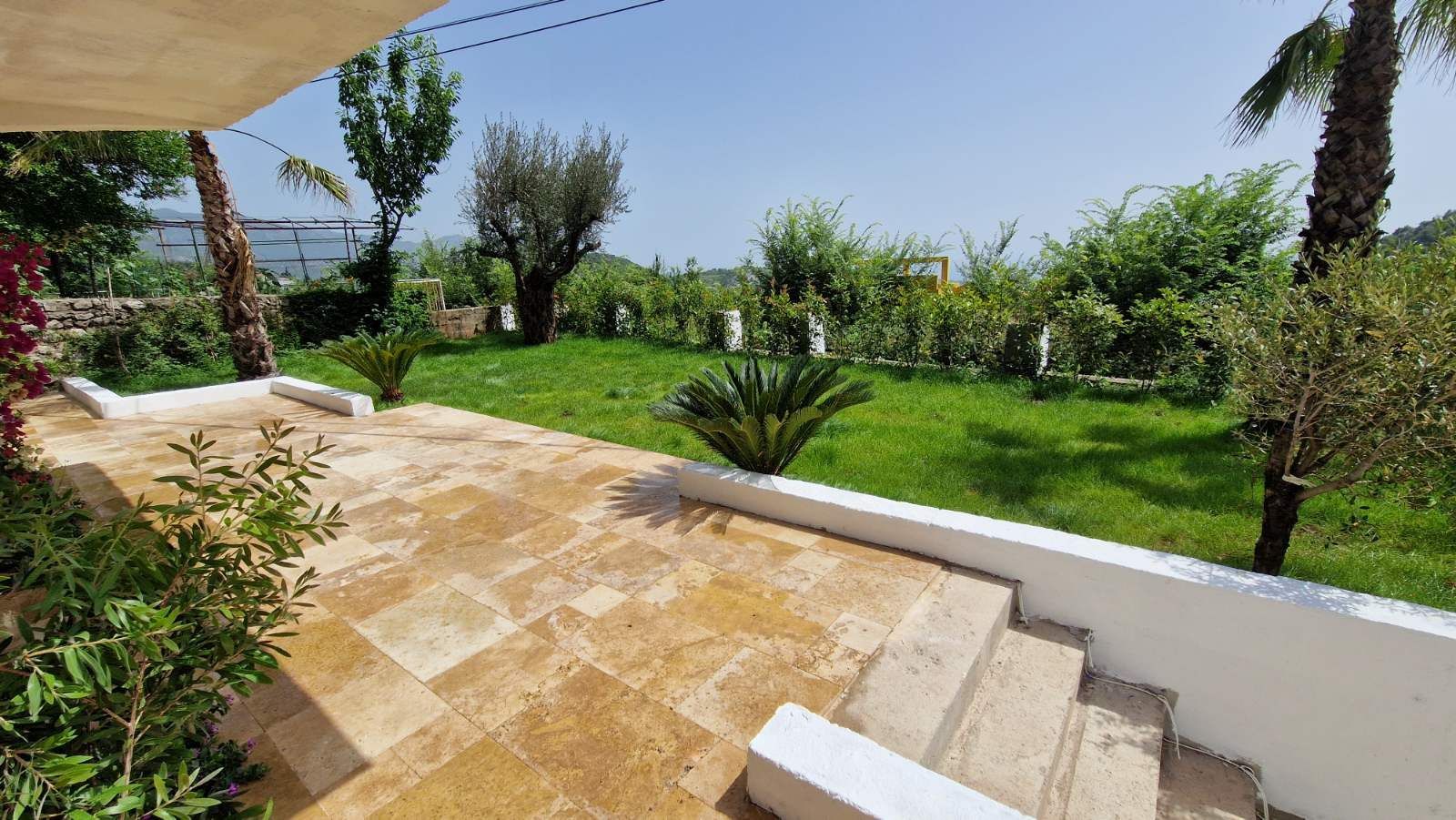 amforaproperty.com/Luksuzna vila od 300 m² sa bazenom i panoramskim pogledom na more na prodaju – Markovići, Budva (na duzi period)