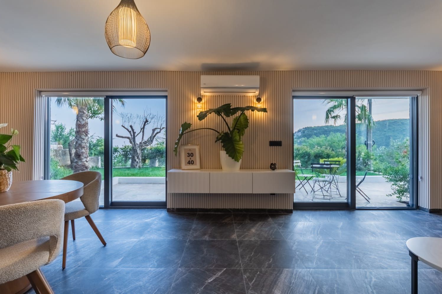 amforaproperty.com/Luksuzna vila od 300 m² sa bazenom i panoramskim pogledom na more na prodaju – Markovići, Budva (na duzi period)
