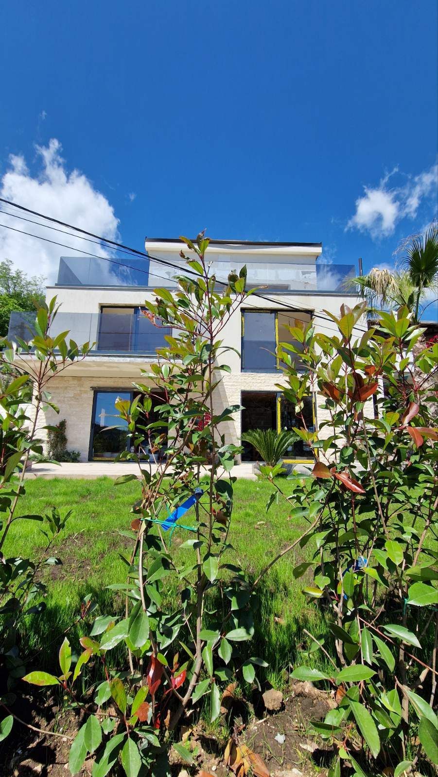 amforaproperty.com/Luksuzna vila od 300 m² sa bazenom i panoramskim pogledom na more na prodaju – Markovići, Budva (na duzi period)