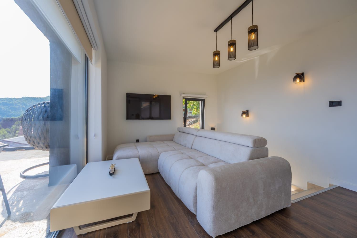 amforaproperty.com/Luksuzna vila od 300 m² sa bazenom i panoramskim pogledom na more na prodaju – Markovići, Budva (na duzi period)