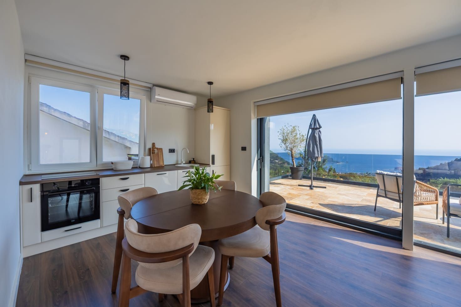 amforaproperty.com/Luksuzna vila od 300 m² sa bazenom i panoramskim pogledom na more na prodaju – Markovići, Budva (na duzi period)