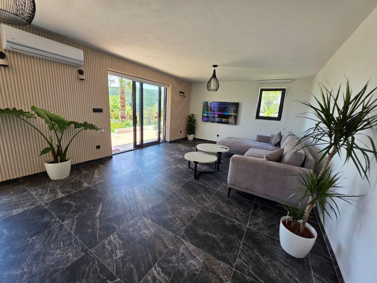 amforaproperty.com/Luksuzna vila od 300 m² sa bazenom i panoramskim pogledom na more na prodaju – Markovići, Budva (na duzi period)
