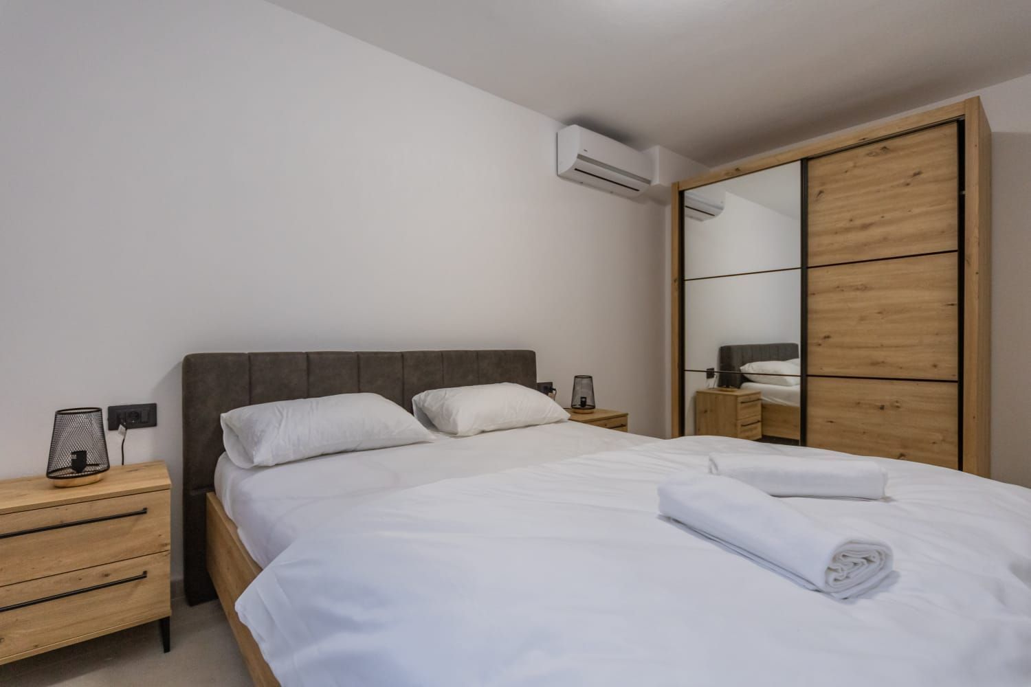 amforaproperty.com/Luksuzna vila od 300 m² sa bazenom i panoramskim pogledom na more na prodaju – Markovići, Budva (na duzi period)