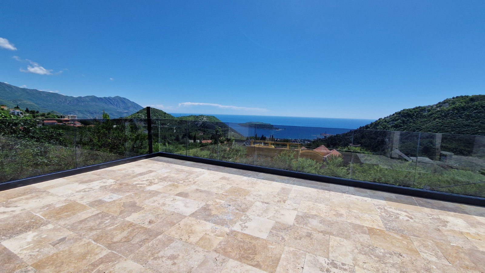 amforaproperty.com/Luksuzna vila od 300 m² sa bazenom i panoramskim pogledom na more na prodaju – Markovići, Budva (na duzi period)
