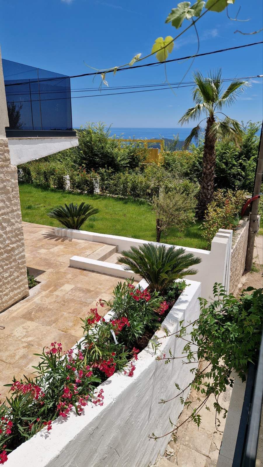 amforaproperty.com/Luksuzna vila od 300 m² sa bazenom i panoramskim pogledom na more na prodaju – Markovići, Budva (na duzi period)