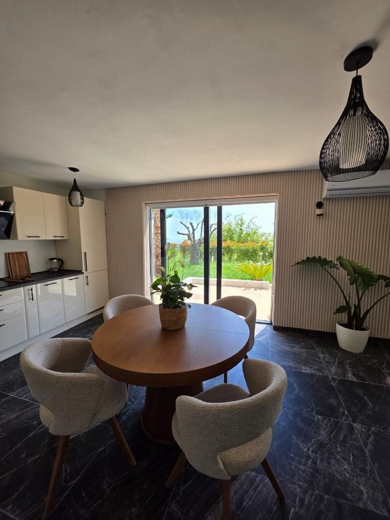 amforaproperty.com/Luksuzna vila od 300 m² sa bazenom i panoramskim pogledom na more na prodaju – Markovići, Budva (na duzi period)