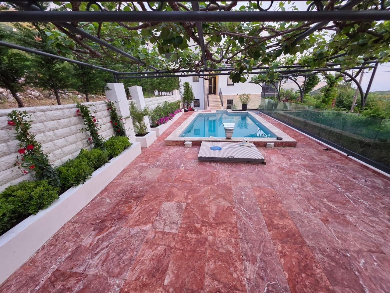 amforaproperty.com/Luksuzna vila od 300 m² sa bazenom i panoramskim pogledom na more na prodaju – Markovići, Budva (na duzi period)