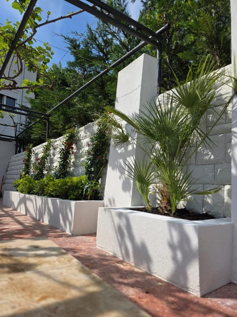 amforaproperty.com/Luksuzna vila od 300 m² sa bazenom i panoramskim pogledom na more na prodaju – Markovići, Budva (na duzi period)