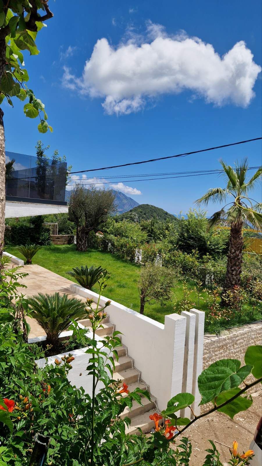 amforaproperty.com/Luksuzna vila od 300 m² sa bazenom i panoramskim pogledom na more na prodaju – Markovići, Budva (na duzi period)