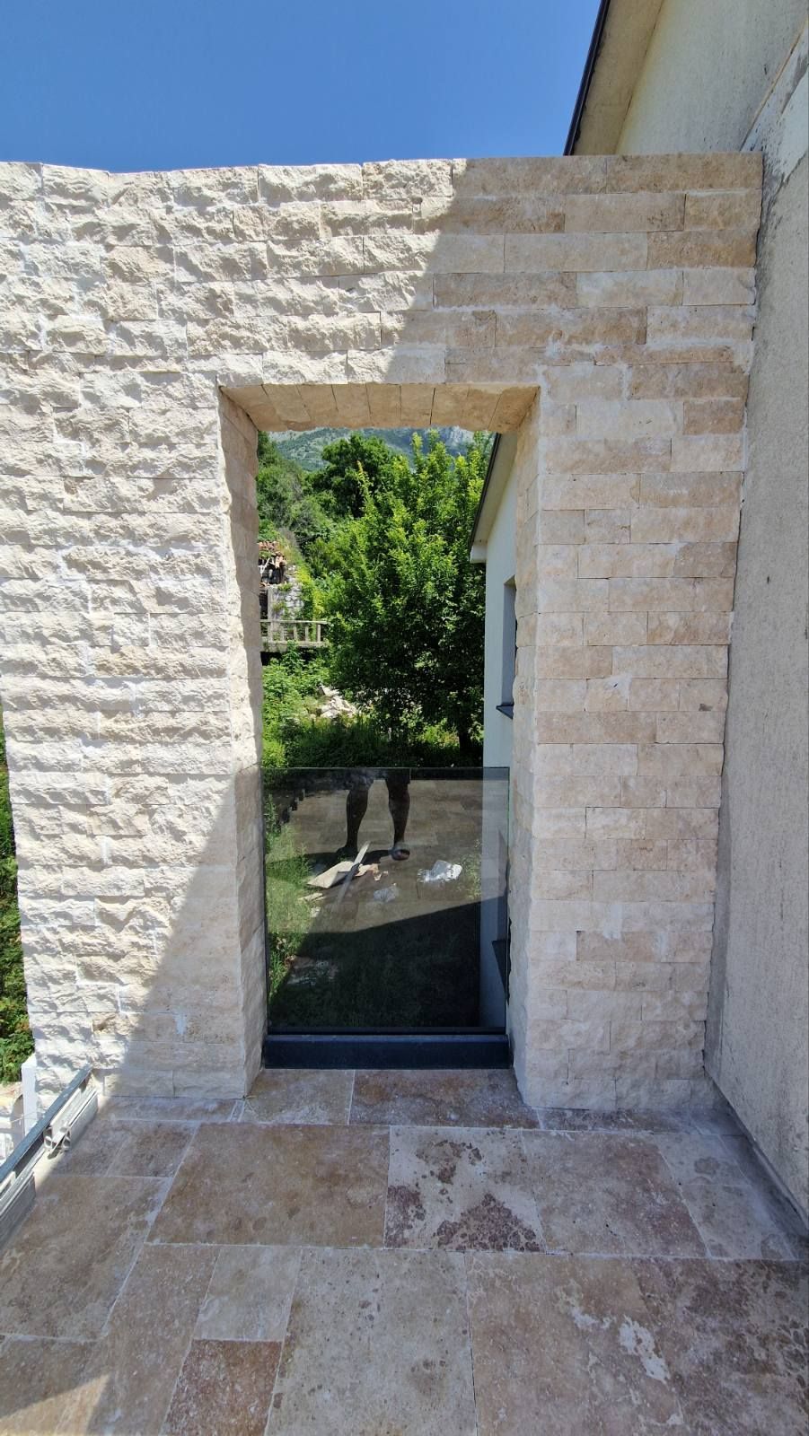 amforaproperty.com/Luksuzna vila od 300 m² sa bazenom i panoramskim pogledom na more na prodaju – Markovići, Budva (na duzi period)