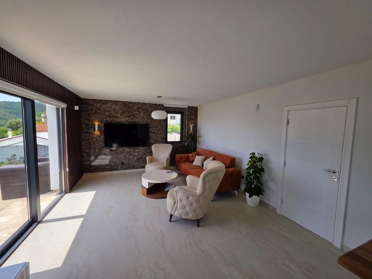amforaproperty.com/Luksuzna vila od 300 m² sa bazenom i panoramskim pogledom na more na prodaju – Markovići, Budva (na duzi period)