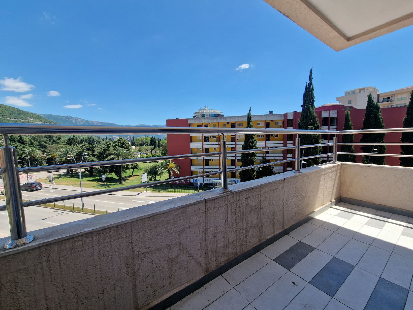 amforaproperty.com/Trosoban stan 120m2 u centru Budve (na duzi period)