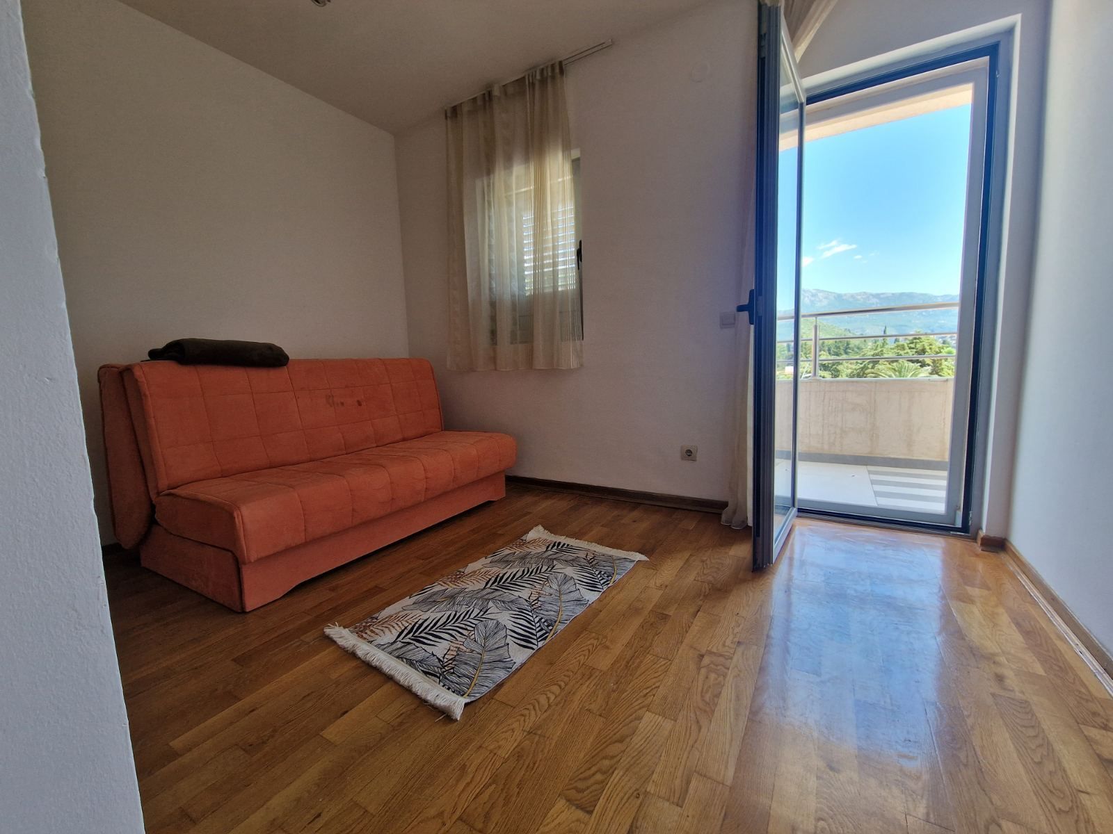 amforaproperty.com/Trosoban stan 120m2 u centru Budve (na duzi period)
