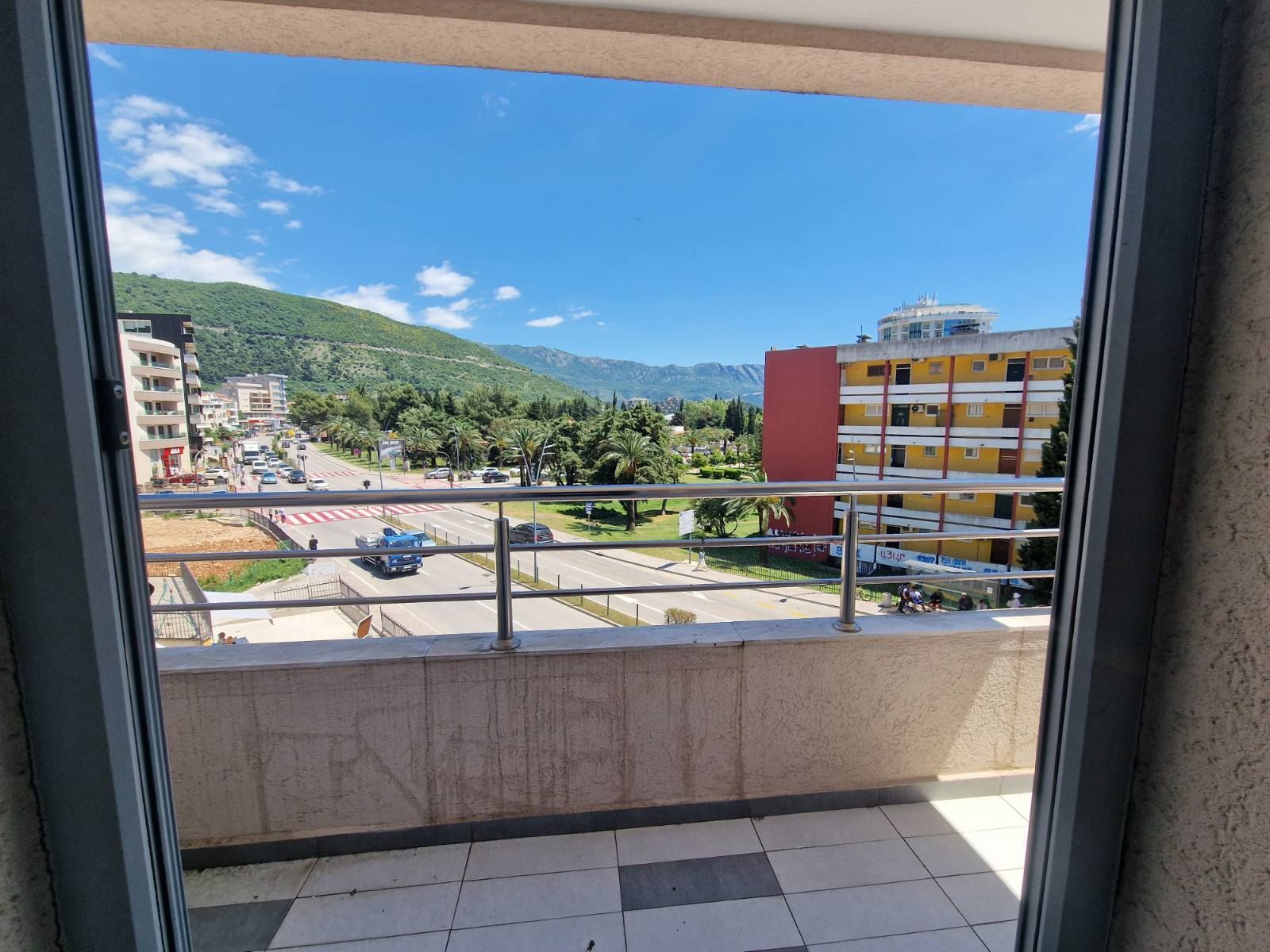 amfora/Trosoban stan 120m2 u centru Budve (na duzi period)