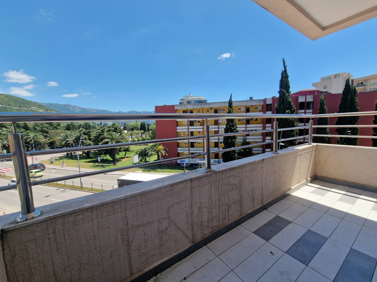 amforaproperty.com/Trosoban stan 120m2 u centru Budve (na duzi period)