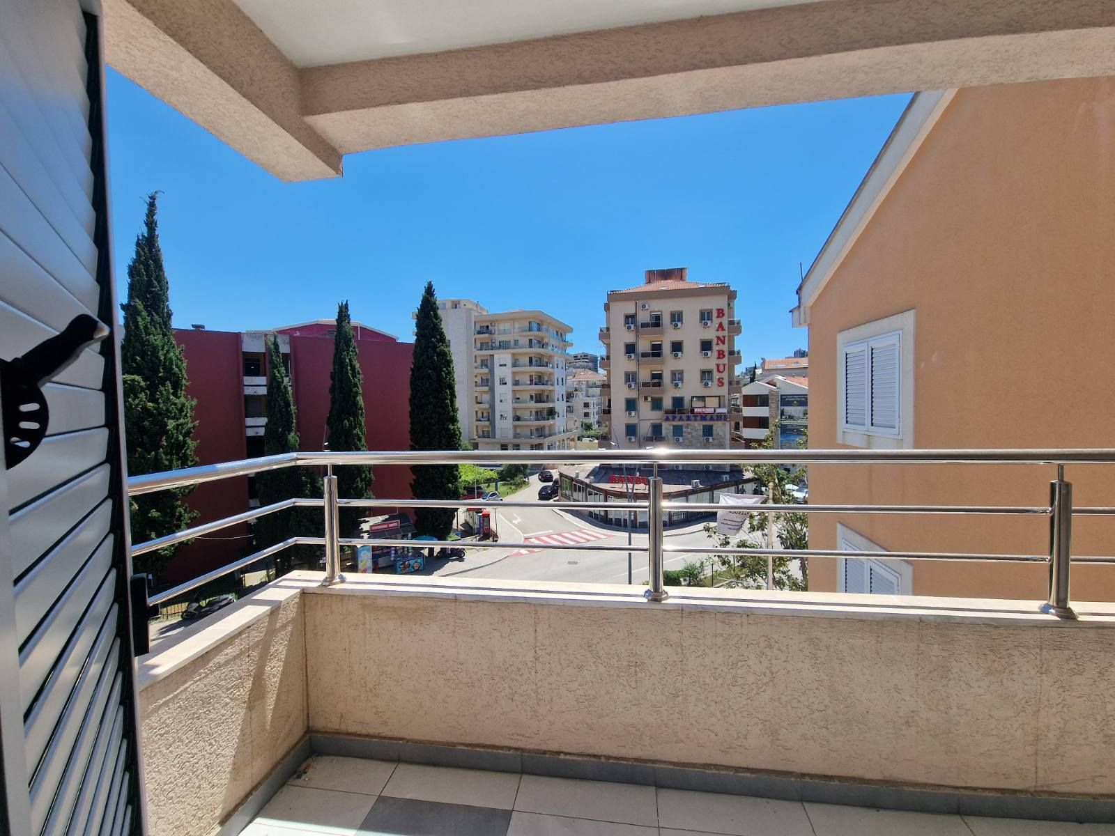 amforaproperty.com/Trosoban stan 120m2 u centru Budve (na duzi period)