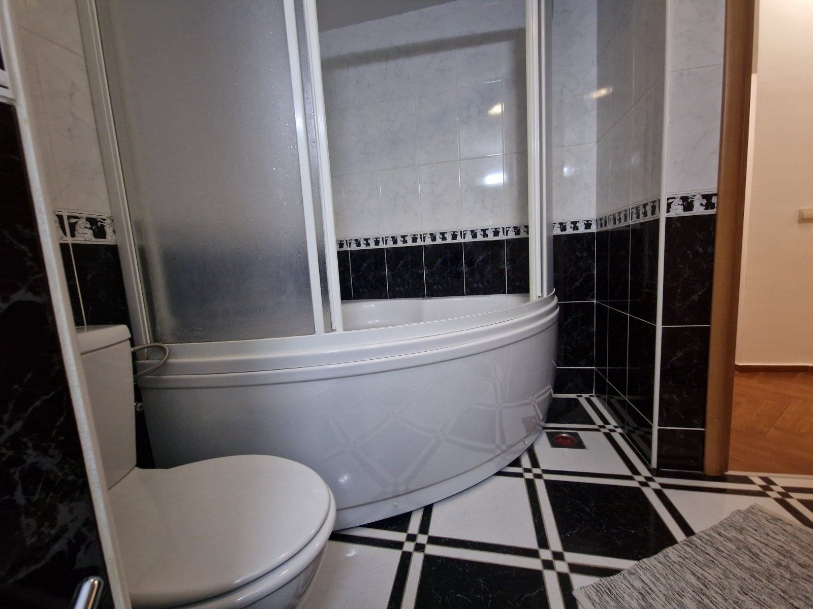 amforaproperty.com/Trosoban stan 120m2 u centru Budve (na duzi period)