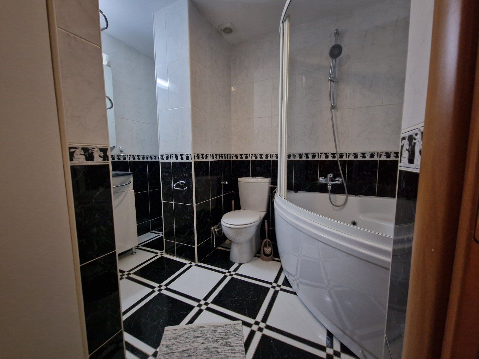 amforaproperty.com/Trosoban stan 120m2 u centru Budve (na duzi period)