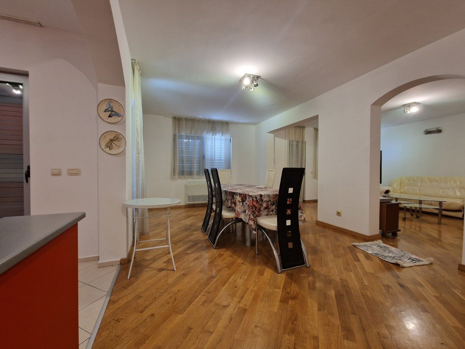 amforaproperty.com/Trosoban stan 120m2 u centru Budve (na duzi period)