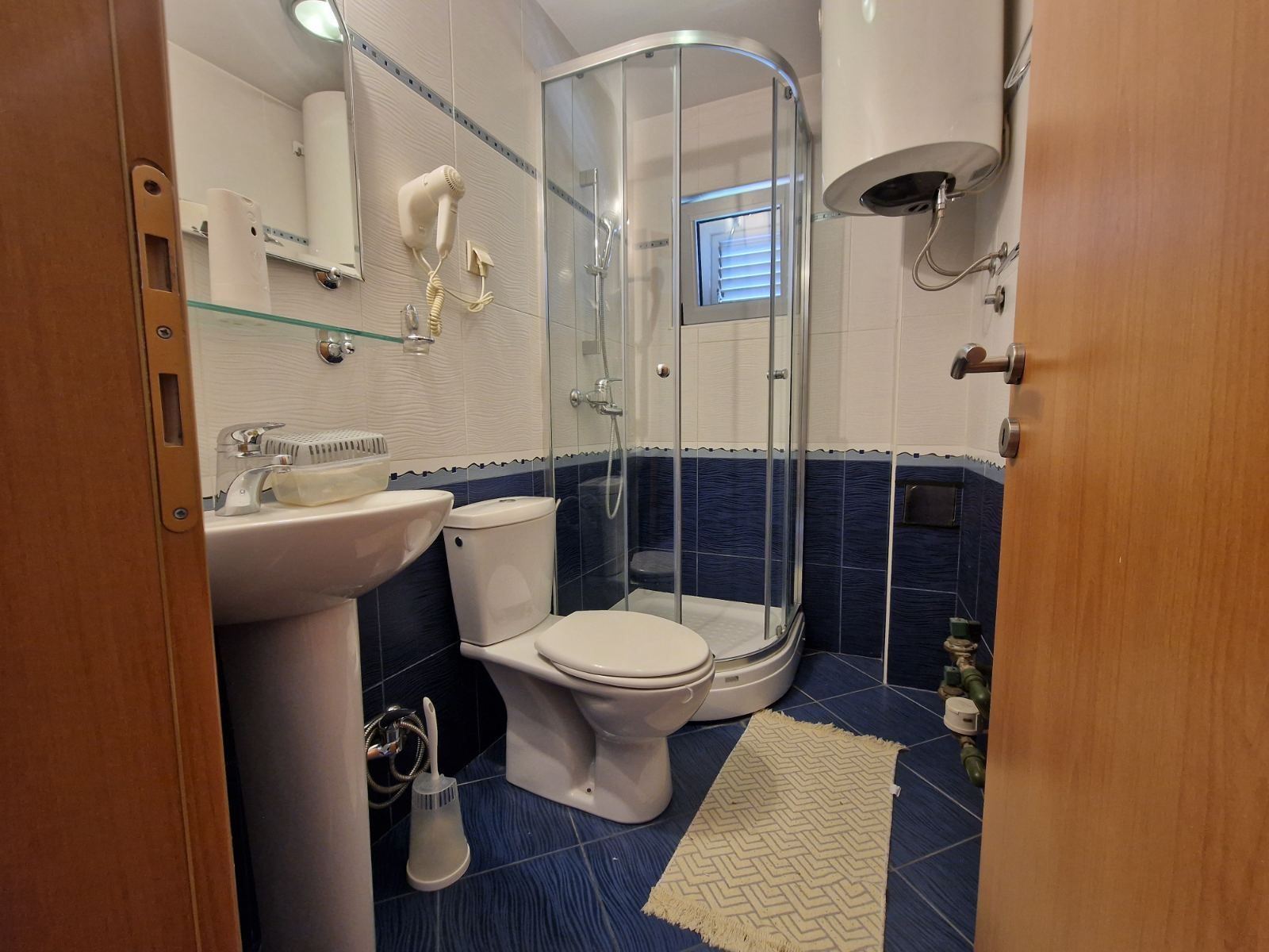 amforaproperty.com/Trosoban stan 120m2 u centru Budve (na duzi period)
