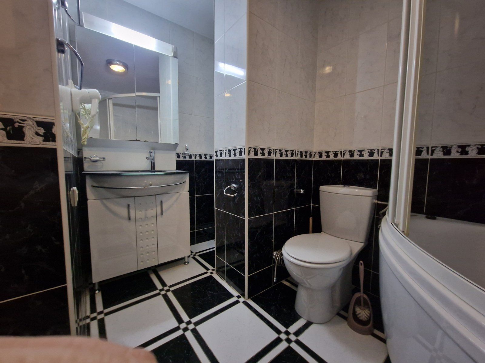 amforaproperty.com/Trosoban stan 120m2 u centru Budve (na duzi period)