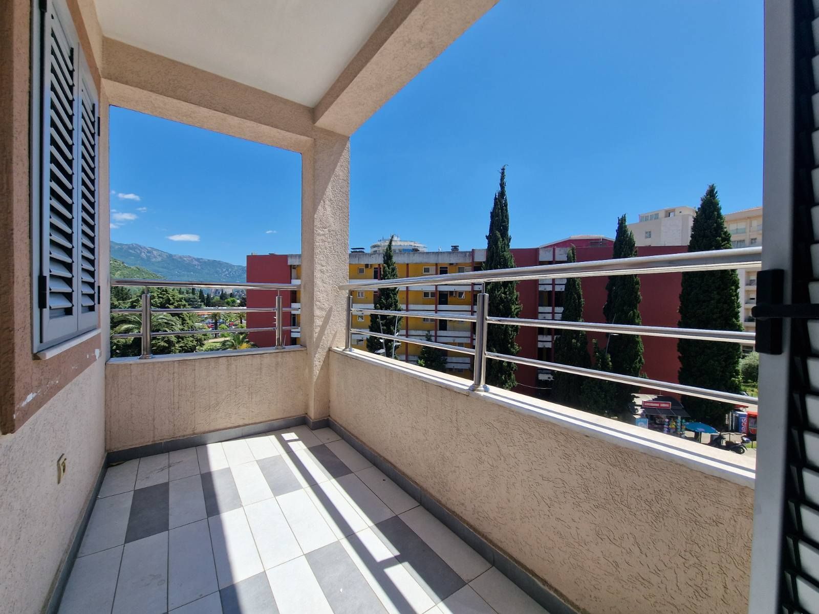 amforaproperty.com/Trosoban stan 120m2 u centru Budve (na duzi period)