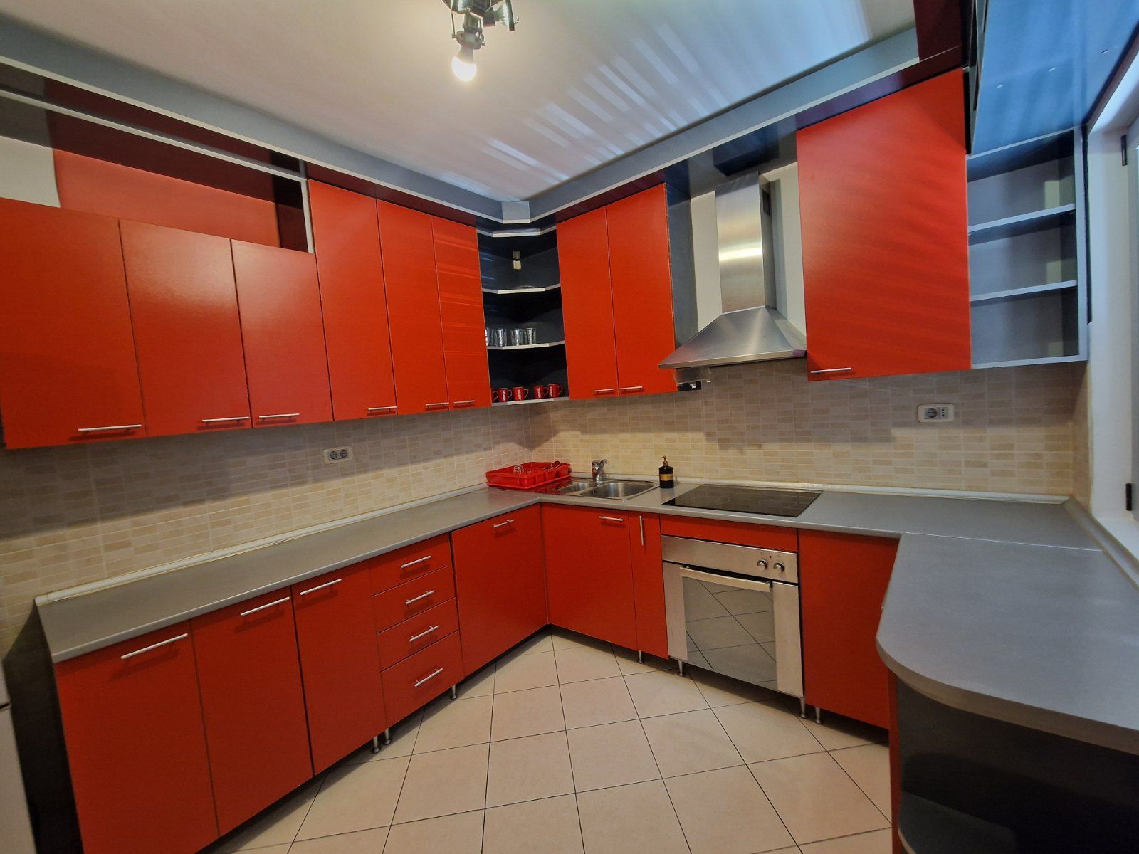 amforaproperty.com/Trosoban stan 120m2 u centru Budve (na duzi period)