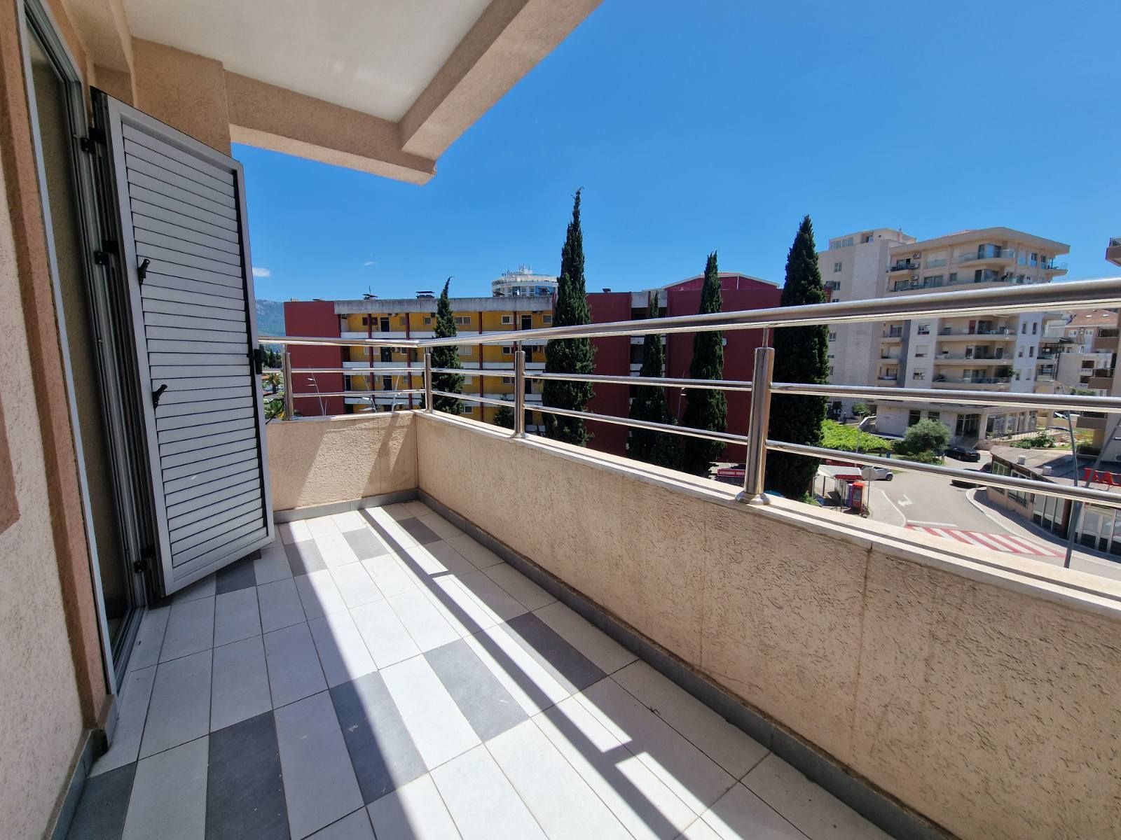 amforaproperty.com/Trosoban stan 120m2 u centru Budve (na duzi period)